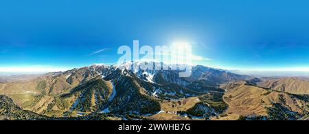 Vue panoramique de flanc de montagne éclairée par le coucher du soleil dans les montagnes rocheuses. La lueur du soleil illumine les couleurs de l'automne, ainsi que la première neige f Banque D'Images