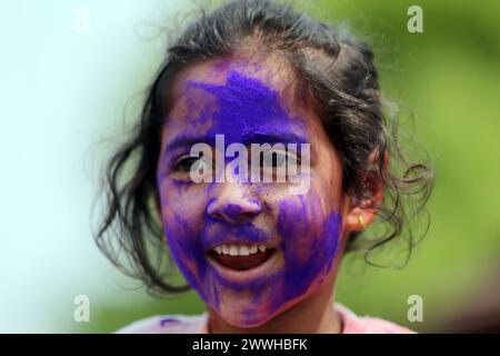 Le Népal célèbre Holi, le festival des couleurs Une fille népalaise avec son visage enduit de couleurs pose pour la photo alors qu'elle célèbre Holi, le festival des couleurs à Katmandou Durbar Square, un site du patrimoine mondial de l'UNESO à Katmandou, le 24 mars 2024. Des milliers d'habitants et de touristes se sont réunis dimanche dans l'ancienne cour du palais pour marquer le festival avec ferveur et gaieté. Le festival, également appelé la fête du printemps, marque l'arrivée du printemps et la saison des récoltes. Célébré pendant deux jours à Hills et Terai, les gens sortent de leur maison en étalant des couleurs les uns sur les autres et échangent des salutations Banque D'Images