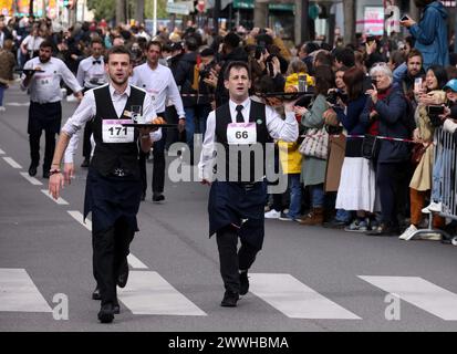 Paris, France. 24 mars 2024. © PHOTOPQR/LE PARISIEN/Delphine Goldsztejn ; Paris ; 24/03/2024 ; la course des cafés le dimanche 24 mars, la mythique course des serveuses et garçons de café revient dans la capitale. Hôtel de ville de Paris le 24/03/2024 photo : Delphine Goldsztejn les serveurs portent des plateaux avec une tasse de café, un croissant et un verre d'eau alors qu'ils participent à une course dans les rues de Paris, le 24 mars 2024. Crédit : MAXPPP/Alamy Live News Banque D'Images