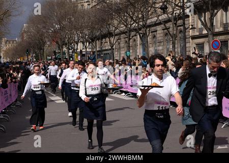 Paris, France. 24 mars 2024. © PHOTOPQR/LE PARISIEN/Delphine Goldsztejn ; Paris ; 24/03/2024 ; la course des cafés le dimanche 24 mars, la mythique course des serveuses et garçons de café revient dans la capitale. Hôtel de ville de Paris le 24/03/2024 photo : Delphine Goldsztejn les serveurs portent des plateaux avec une tasse de café, un croissant et un verre d'eau alors qu'ils participent à une course dans les rues de Paris, le 24 mars 2024. Crédit : MAXPPP/Alamy Live News Banque D'Images