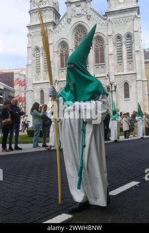 Aviles, Espagne, 24 mars 2024 : passage d'un Nazaréen devant l'église de Santo Tomas de Canterbury lors de la procession de Borriquilla, le 24 mars 2024, à Aviles, Espagne. Crédit : Alberto Brevers / Alamy Live News. Banque D'Images