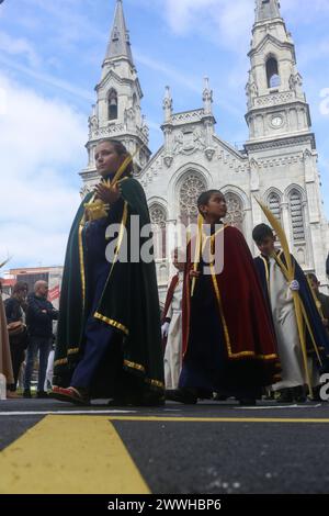 Aviles, Espagne, 24 mars 2024 : passage de plusieurs enfants devant l'église de Santo Tomas de Canterbury lors de la procession de Borriquilla, le 24 mars 2024, à Aviles, Espagne. Crédit : Alberto Brevers / Alamy Live News. Banque D'Images