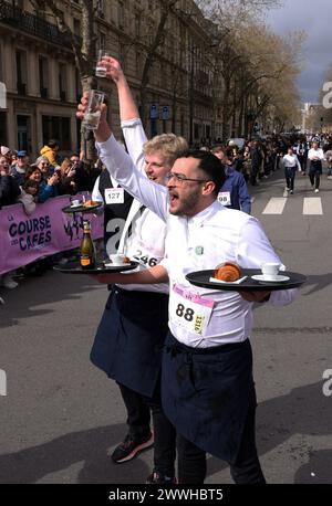 Paris, France. 24 mars 2024. © PHOTOPQR/LE PARISIEN/Delphine Goldsztejn ; Paris ; 24/03/2024 ; la course des cafés le dimanche 24 mars, la mythique course des serveuses et garçons de café revient dans la capitale. Hôtel de ville de Paris le 24/03/2024 photo : Delphine Goldsztejn les serveurs portent des plateaux avec une tasse de café, un croissant et un verre d'eau alors qu'ils participent à une course dans les rues de Paris, le 24 mars 2024. Crédit : MAXPPP/Alamy Live News Banque D'Images