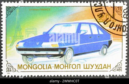 Timbre-poste oblitéré imprimé par la Mongolie, qui montre Citroen BX, vers 1989. Banque D'Images