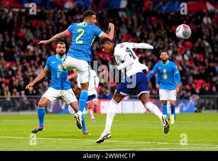 Danilo brésilien et Marcus Rashford anglais se battent pour le ballon lors d'un match amical international au stade de Wembley, à Londres. Date de la photo : samedi 23 mars 2024. Banque D'Images