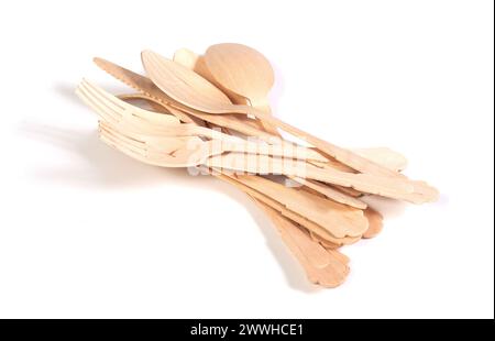 Coutellerie en bois couteaux fourchettes et cuillères en bois, isolé sur blanc Banque D'Images