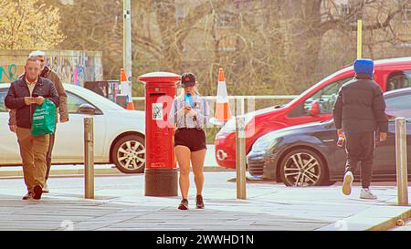 Glasgow, Écosse, Royaume-Uni. 24 mars 2024 : Météo britannique : le temps ensoleillé du printemps dans la ville a vu les habitants et les touristes sur la place St enoch dans le centre-ville. Crédit Gerard Ferry/Alamy Live News Banque D'Images