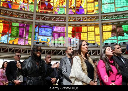 Les croyants chrétiens libanais assistent à la messe du dimanche des Rameaux à l'église de Bkerki, au nord de Beyrouth. Banque D'Images