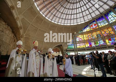 Le patriarche chrétien libanais Mar Bechara Boutros al-Rahi (C) assiste avec les croyants à la messe du dimanche des Rameaux à l'église de Bkerki, au nord de Beyrouth Banque D'Images