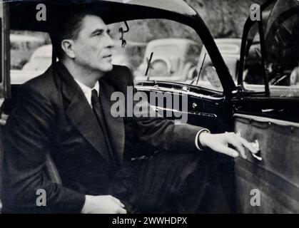 Portrait d'un homme âgé distingué, Dr Alfred Wiegandt assis dans la porte ouverte d'une voiture contemporaine, CA 1950s en Allemagne Banque D'Images