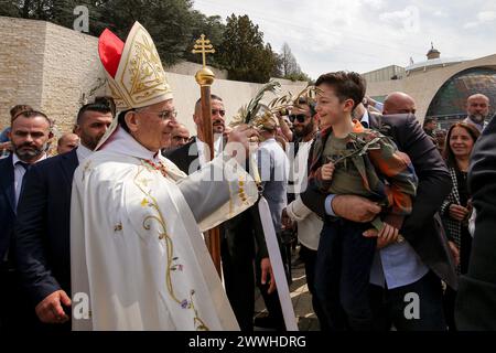 Le patriarche chrétien libanais Mar Bechara Boutros al-Rahi bénit les croyants après une messe du dimanche des Rameaux à l'église de Bkerki , au nord de Beyrouth Banque D'Images