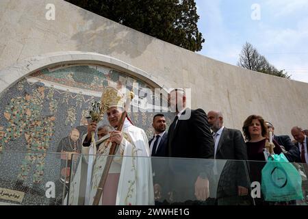 Le patriarche chrétien libanais Mar Bechara Boutros al-Rahi assiste à une messe du dimanche des Rameaux à l'église Bkerki au nord de Beyrouth. Banque D'Images