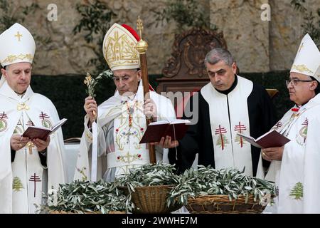 Le patriarche chrétien libanais Mar Bechara Boutros al-Rahi (C) bénit les branches d'olivier lors d'une messe du dimanche des Rameaux à l'église de Bkekri, au nord de Beyrouth Banque D'Images