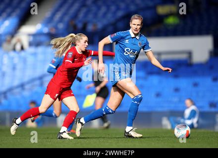 Missy Bo Kearns de Liverpool (à gauche) et Justine Vanhaevermaet d'Everton en action lors du Barclays Women's Super League match à Goodison Park, Liverpool. Date de la photo : dimanche 24 mars 2024. Banque D'Images