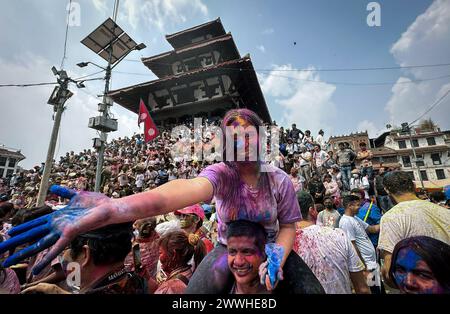 Katmandou, Népal. Katmandou, Bagmati, Népal. 24 mars 2024. Une dame jette des couleurs pour célébrer le festival Holi à Katmandou, Népal, le 24 mars 2024. Le festival Holi, également connu sous le nom de festival des couleurs, annonce l'arrivée du printemps. (Crédit image : © Sunil Sharma/ZUMA Press Wire) USAGE ÉDITORIAL SEULEMENT! Non destiné à UN USAGE commercial ! Crédit : ZUMA Press, Inc/Alamy Live News Banque D'Images