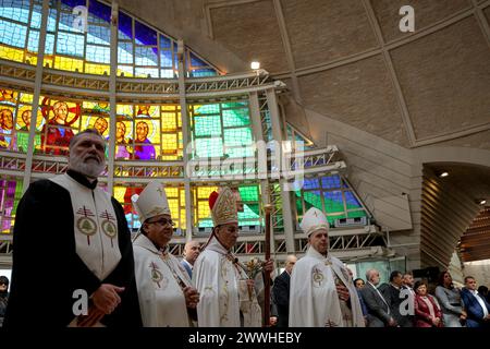 Le patriarche chrétien libanais Mar Bechara Boutros al-Rahi (CR) assiste à une messe du dimanche des Rameaux à l'église Bkerki au nord de Beyrouth. Banque D'Images