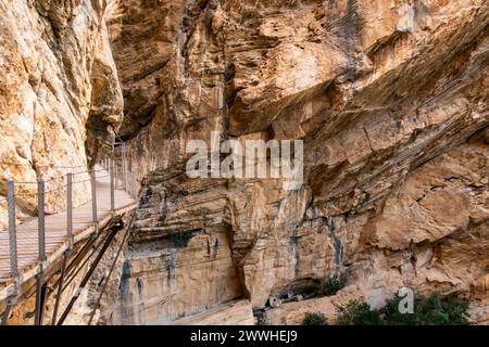 Promenade El Caminito del Rey le long des parois escarpées d'une gorge étroite à El Chorro, étroites lambeaux en bois attachés à des rochers verticaux, Espagne Banque D'Images