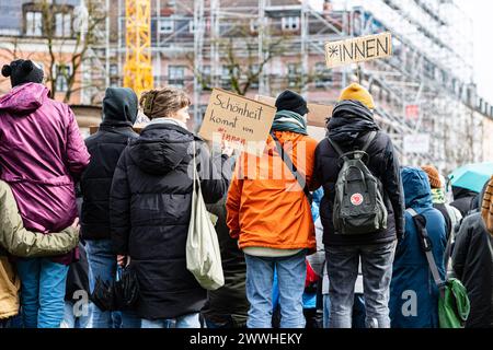 Munich, Allemagne. 24 mars 2024. Le 24 mars 2024, environ 700 personnes se sont rassemblées à Gärtnerplatz à Munich pour manifester contre l'interdiction du genre et l'interdiction du langage de genre. Le gouvernement bavarois de la CSU et Freie Wähle ( FW ) avaient annoncé cette interdiction cette semaine. (Photo de Alexander Pohl/Sipa USA) crédit : Sipa USA/Alamy Live News Banque D'Images