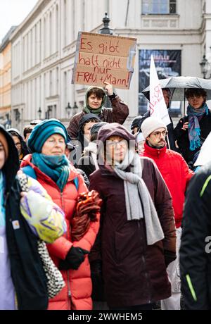 Munich, Allemagne. 24 mars 2024. Le 24 mars 2024, environ 700 personnes se sont rassemblées à Gärtnerplatz à Munich pour manifester contre l'interdiction du genre et l'interdiction du langage de genre. Le gouvernement bavarois de la CSU et Freie Wähle ( FW ) avaient annoncé cette interdiction cette semaine. (Photo de Alexander Pohl/Sipa USA) crédit : Sipa USA/Alamy Live News Banque D'Images