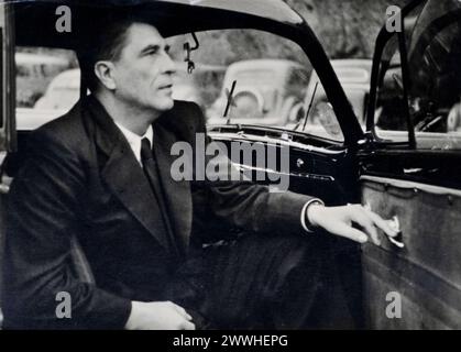 Portrait d'un homme âgé distingué, Dr Alfred Wiegandt assis dans la porte ouverte de la voiture contemporaine, CA 1950s en Allemagne *** Portrait d'un homme âgé distingué, Dr Alfred Wiegandt assis dans la porte ouverte de la voiture contemporaine, CA 1950s en Allemagne Banque D'Images