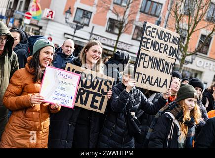 Munich, Allemagne. 24 mars 2024. Le 24 mars 2024, environ 700 personnes se sont rassemblées à Gärtnerplatz à Munich pour manifester contre l'interdiction du genre et l'interdiction du langage de genre. Le gouvernement bavarois de la CSU et Freie Wähle ( FW ) avaient annoncé cette interdiction cette semaine. (Photo de Alexander Pohl/Sipa USA) crédit : Sipa USA/Alamy Live News Banque D'Images