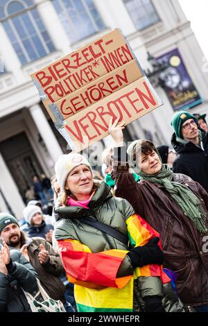 Munich, Allemagne. 24 mars 2024. Le 24 mars 2024, environ 700 personnes se sont rassemblées à Gärtnerplatz à Munich pour manifester contre l'interdiction du genre et l'interdiction du langage de genre. Le gouvernement bavarois de la CSU et Freie Wähle ( FW ) avaient annoncé cette interdiction cette semaine. (Photo de Alexander Pohl/Sipa USA) crédit : Sipa USA/Alamy Live News Banque D'Images