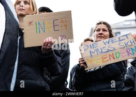 Munich, Allemagne. 24 mars 2024. Le 24 mars 2024, environ 700 personnes se sont rassemblées à Gärtnerplatz à Munich pour manifester contre l'interdiction du genre et l'interdiction du langage de genre. Le gouvernement bavarois de la CSU et Freie Wähle ( FW ) avaient annoncé cette interdiction cette semaine. (Photo de Alexander Pohl/Sipa USA) crédit : Sipa USA/Alamy Live News Banque D'Images