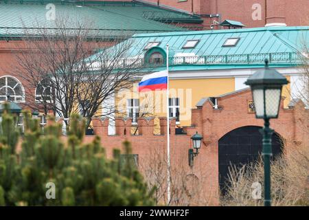 Moscou, Russie. 24 mars 2024. Le drapeau russe flotte à mi-bâton à Alexander Garden à Moscou, Russie, le 24 mars 2024. Vendredi soir, des hommes armés non identifiés ont tiré aveuglément sur des spectateurs à la mairie de Crocus, dans la banlieue de Moscou, faisant de nombreuses victimes civiles. Dans un discours national télévisé samedi, le président russe Vladimir Poutine a promis d'identifier et de punir tous ceux qui sont derrière l'attaque et a déclaré le 24 mars jour de deuil national. Crédit : Cao Yang/Xinhua/Alamy Live News Banque D'Images