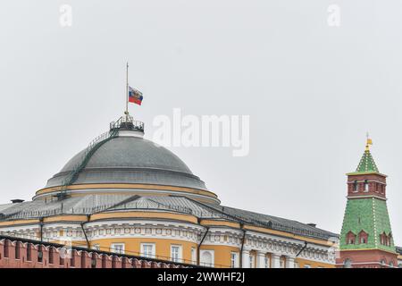 Moscou, Russie. 24 mars 2024. Le drapeau russe flotte à mi-état-major au Kremlin à Moscou, en Russie, le 24 mars 2024. Vendredi soir, des hommes armés non identifiés ont tiré aveuglément sur des spectateurs à la mairie de Crocus, dans la banlieue de Moscou, faisant de nombreuses victimes civiles. Dans un discours national télévisé samedi, le président russe Vladimir Poutine a promis d'identifier et de punir tous ceux qui sont derrière l'attaque et a déclaré le 24 mars jour de deuil national. Crédit : Cao Yang/Xinhua/Alamy Live News Banque D'Images