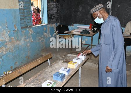 Dakar, Sénégal. 24 mars 2024. Un électeur se prépare à voter à Dakar, Sénégal, le 24 mars 2024. Le premier tour de l'élection présidentielle sénégalaise a débuté dimanche à 8 heures, heure locale. Crédit : Demba Gueye/Xinhua/Alamy Live News Banque D'Images