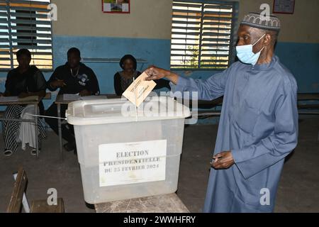 Dakar, Sénégal. 24 mars 2024. Un électeur vote à Dakar, Sénégal, le 24 mars 2024. Le premier tour de l'élection présidentielle sénégalaise a débuté dimanche à 8 heures, heure locale. Crédit : Demba Gueye/Xinhua/Alamy Live News Banque D'Images