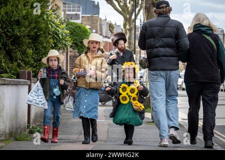 Londres, Royaume-Uni. 24 mars 2024. Les enfants de Stamford Hill, au nord de Londres, s'habillent de costumes colorés pour célébrer la fête juive de Pourim. Le festival implique la lecture du Livre d'Esther, décrivant la défaite de Haman, le conseiller du roi persan, qui a comploté pour massacrer le peuple juif il y a 2 500 ans, mais l'événement a été empêché par le courage d'Esther. Credit : Stephen Chung / Alamy Live News Banque D'Images