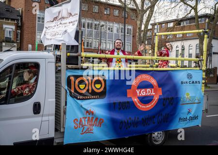 Londres, Royaume-Uni. 24 mars 2024. Membres de la jeune communauté juive haredi de Stamford Hill, au nord de Londres. Beaucoup d'enfants s'habillent de costumes colorés alors qu'ils célèbrent la fête juive de Pourim. Le festival implique la lecture du Livre d'Esther, décrivant la défaite de Haman, le conseiller du roi persan, qui a comploté pour massacrer le peuple juif il y a 2 500 ans, mais l'événement a été empêché par le courage d'Esther. Credit : Stephen Chung / Alamy Live News Banque D'Images