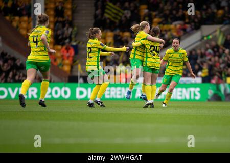 Norwich le dimanche 24 mars 2024. Rachel Lawrence de Norwich City célèbre avec ses coéquipières lors du match de la Division 1 de la Ligue nationale féminine de la FA entre les femmes de Norwich City et les Rangers de Queens Park à Carrow Road, Norwich, le dimanche 24 mars 2024. (Photo : David Watts | mi News) crédit : MI News & Sport /Alamy Live News Banque D'Images