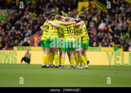 Norwich le dimanche 24 mars 2024. Rachel Lawrence de Norwich City célèbre avec ses coéquipières lors du match de la Division 1 de la Ligue nationale féminine de la FA entre les femmes de Norwich City et les Rangers de Queens Park à Carrow Road, Norwich, le dimanche 24 mars 2024. (Photo : David Watts | mi News) crédit : MI News & Sport /Alamy Live News Banque D'Images