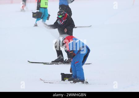 Saalbach Hinterglemm, Autriche. 24 mars 2024. Saalbach-Hinterglemm, AUTRICHE - 24 MARS : des ouvriers essayant de réparer le parcours lors de la finale de la Coupe du monde de ski alpin Audi FIS - descente masculine le 24 mars 2024 à Saalbach-Hinterglemm, Autriche.240324 SEPA 07 012 - 20240324 PD5361 crédit : APA-defacto Datenbank und Contentmanagement GmbH/Alamy Live News Banque D'Images