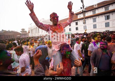 Katmandou, Népal. 24 mars 2024. Les Népalais célèbrent le festival Holi à Katmandou, au Népal. Holi festival également connu sous le nom de Festival des couleurs est célébré pour la victoire du bien sur le mal et l'arrivée de la saison de printemps. Crédit : SOPA images Limited/Alamy Live News Banque D'Images