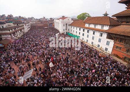 Katmandou, Népal. 24 mars 2024. Les gens se rassemblent autour du site classé au patrimoine mondial de l'UNESCO, Basantapur Durbar Square pendant le festival Holi. Holi festival également connu sous le nom de Festival des couleurs est célébré pour la victoire du bien sur le mal et l'arrivée de la saison de printemps. Crédit : SOPA images Limited/Alamy Live News Banque D'Images