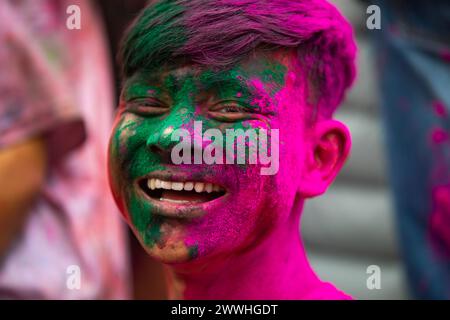 Katmandou, Népal. 24 mars 2024. Le visage d'un homme couvert de poudre Vermilion vu pendant le festival. Holi festival également connu sous le nom de Festival des couleurs est célébré pour la victoire du bien sur le mal et l'arrivée de la saison de printemps. Crédit : SOPA images Limited/Alamy Live News Banque D'Images