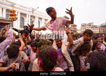 Katmandou, Népal. 24 mars 2024. Les Népalais célèbrent le festival Holi à Katmandou, au Népal. Holi festival également connu sous le nom de Festival des couleurs est célébré pour la victoire du bien sur le mal et l'arrivée de la saison de printemps. Crédit : SOPA images Limited/Alamy Live News Banque D'Images