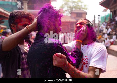 Katmandou, Népal. 24 mars 2024. Les gens appliquent la poudre de vermillon les uns aux autres pendant le festival Holi à Katmandou. Holi festival également connu sous le nom de Festival des couleurs est célébré pour la victoire du bien sur le mal et l'arrivée de la saison de printemps. (Photo de Prabin Ranabhat/SOPA images/Sipa USA) crédit : Sipa USA/Alamy Live News Banque D'Images