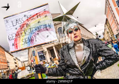 Demo gegen Genderverbot, Schild Lass mich dein Gendersternchen sein, Drag Quing, München, März 2024 Deutschland, München, 24. März 2024, Merritt Ocracy, Drag Qing , Drag artist BEI Demo gegen Söders Genderverbot, Schild Lass mich dein Gendersternchen sein, vor Gärtnerplatztheater, Motto : Wir lassen uns den Mund nicht verbieten, Demonstration von SlutWalk München, Gärtnerplatz ab 13 Uhr, CA. 150-200 TeilnehmerInnen, Regenbogenflagge, Gendern, Politik, protestation, Bayern, *** Demo Against Gender Ban, sign Lass mich dein Gendersternchen sein, Drag Quing, Munich, mars 2024 Allemagne, Munich, 24 mars Banque D'Images