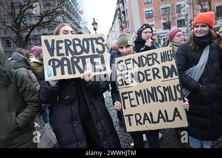 Munich, Allemagne. 24 mars 2024. Les manifestants tiennent des pancartes portant les mots "Verbotsartei" et "Gender hier, Gender da, Feminismus trallala" lors d'une manifestation contre l'interdiction de genre à Gärtnerplatz. Crédit : Felix Hörahger/dpa/Alamy Live News Banque D'Images