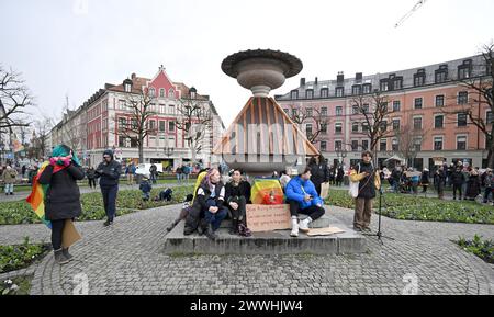 Munich, Allemagne. 24 mars 2024. Des manifestants se tiennent à une manifestation contre l'interdiction de sexisme à Gärtnerplatz. Crédit : Felix Hörhager/dpa/Alamy Live News Banque D'Images