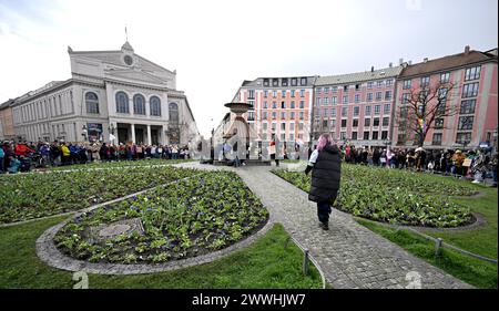 Munich, Allemagne. 24 mars 2024. Des manifestants se tiennent à une manifestation contre l'interdiction de sexisme à Gärtnerplatz. Crédit : Felix Hörhager/dpa/Alamy Live News Banque D'Images