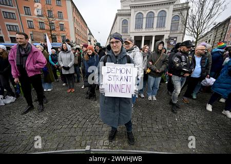 Munich, Allemagne. 24 mars 2024. Un manifestant tient une affiche portant l'inscription 'Demonstrant*innen' lors d'une manifestation contre l'interdiction de genre sur Gärtnerplatz. Crédit : Felix Hörahger/dpa/Alamy Live News Banque D'Images