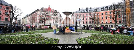 Munich, Allemagne. 24 mars 2024. Des manifestants se tiennent à une manifestation contre l'interdiction de sexisme à Gärtnerplatz. Crédit : Felix Hörhager/dpa/Alamy Live News Banque D'Images