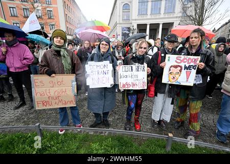 Munich, Allemagne. 24 mars 2024. Les manifestants se tiennent debout avec des pancartes lors d'une manifestation contre l'interdiction de genre à Gärtnerplatz. Crédit : Felix Hörhager/dpa/Alamy Live News Banque D'Images