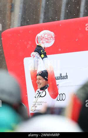 Saalbach Hinterglemm, Autriche. 24 mars 2024. Saalbach-Hinterglemm, AUTRICHE - 24 MARS : vainqueur du classement général de la Coupe du monde lors de la cérémonie de remise des finales de la Coupe du monde de ski alpin Audi FIS - descente masculine le 24 mars 2024 à Saalbach-Hinterglemm, Autriche.240324 SEPA 07 023 - 20240324 PD5918 crédit : APA-defacto Datenbank und Contentmanagement GmbH/Alamy Live News Banque D'Images