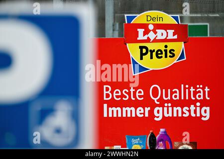 DEU : Prominente Kritik am Lidl Tierschutz 24.03.2024, Wismar, Mecklenburg- Vorpommern, Deutschland. Blick auf das Werbelogo eines Lidl à Wismar. Prominente Kritik an Lidl. Die grausamen Praktiken in der Hühnermast sollen beendet werden fordern Künstler in Deutschland. Gestartet wurde die pétition Hey Lidl, mehr Tierschutz zu unterschreiben. Eine million Unterzeichnungen sind das Ziel. Der Aufruf wurde von der Albert-Schweizer-Stiftung gestartet. *** DEU critique importante du bien-être animal de Lidl 24 03 2024, Wismar, Mecklembourg-Poméranie occidentale, Allemagne vue du logo publicitaire d'un Lidl Banque D'Images